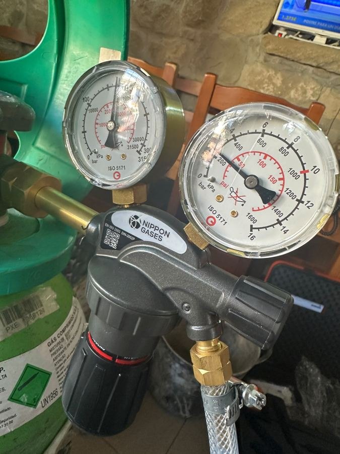 Botella de gas trazador con regulador