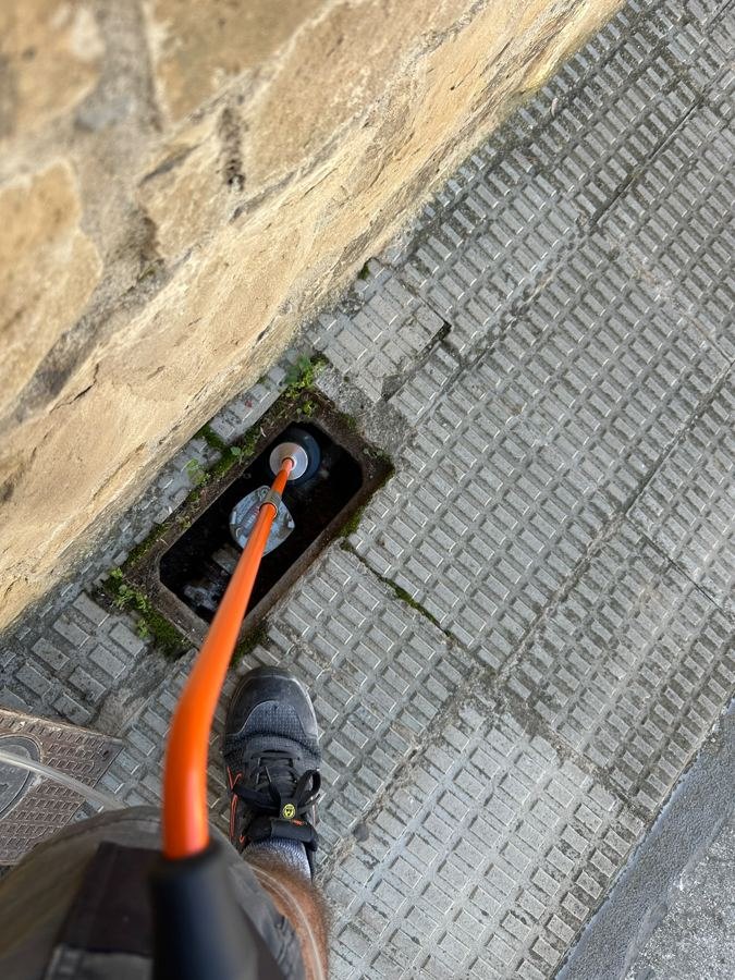 Rastreo con sonda de suelo junto a la arqueta del contador