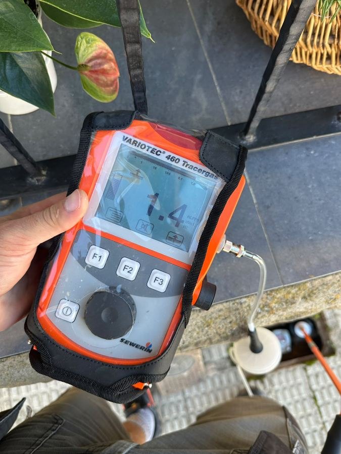 Detector Sewerin Variotec 460 midiendo hidrógeno en superficie
