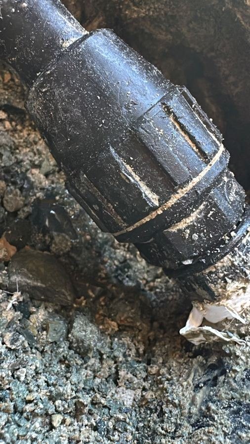 Fuga en un enlace de compresión de tubería de polietileno