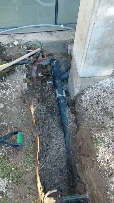 Zanja abierta a lo largo de la tubería enterrada